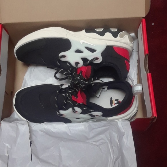 Nike shoes main image 4